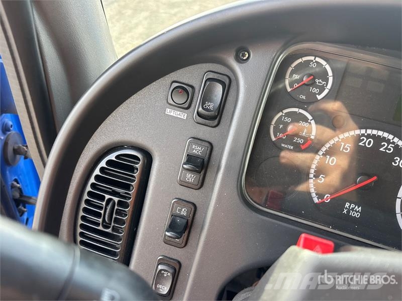 Freightliner M2 106 4x2 Van Truck Camiones caja cerrada