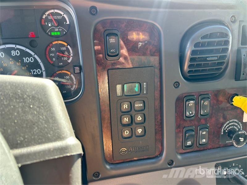 Freightliner M2 106 4x2 Van Truck Фургони