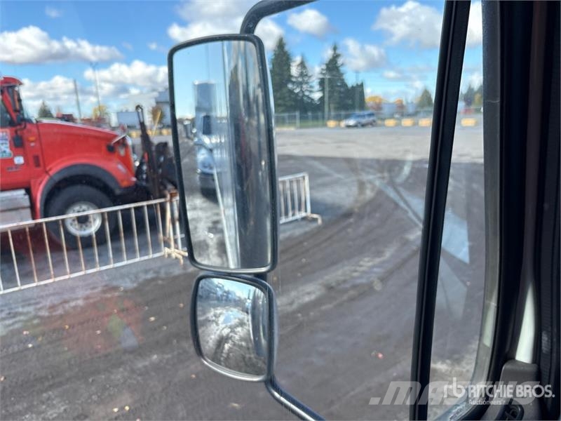 Freightliner M2 106 4x2 Standard commercial box/van truck Van T Sanduk kamioni