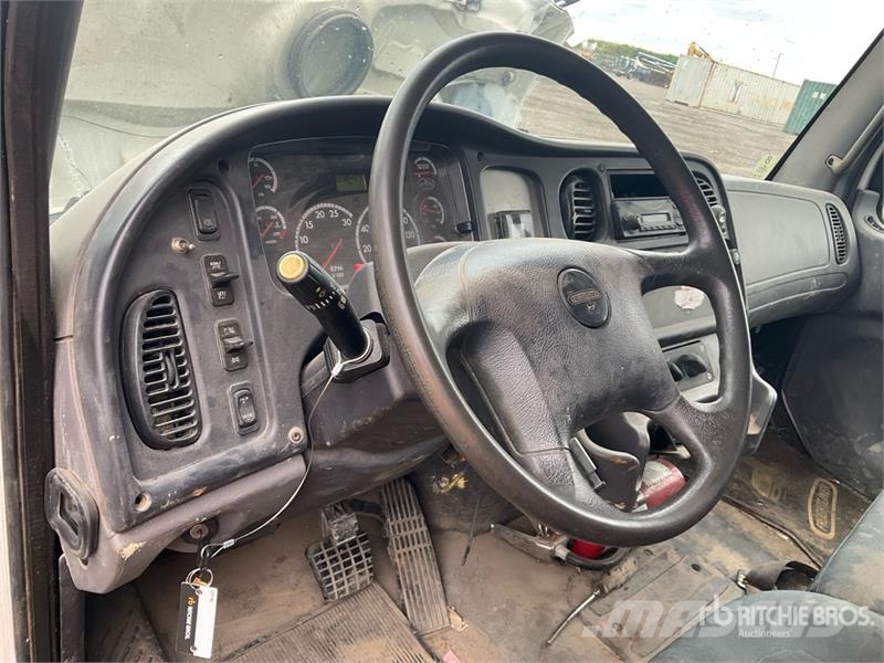 Freightliner M2 106 4x2 Van Truck Bakwagens met gesloten opbouw