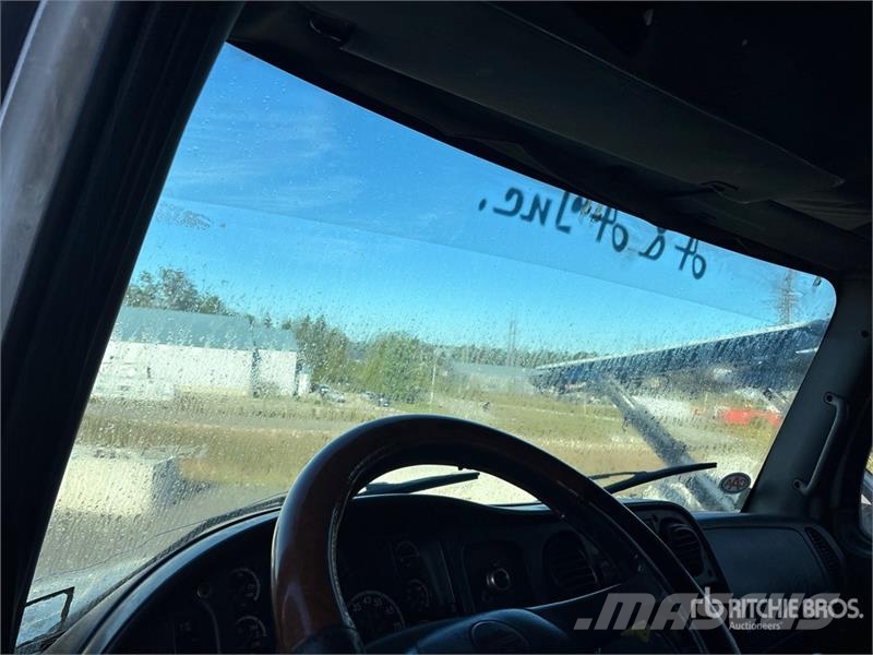 Freightliner M2 106 4x2 Van Truck Sunkvežimiai su dengtu kėbulu