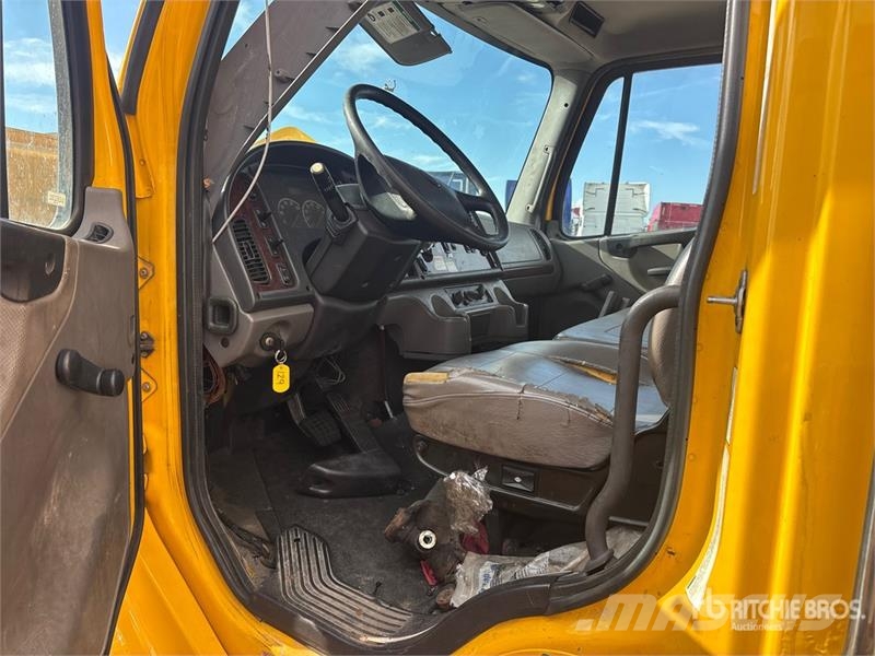 Freightliner M2 106 4x2 Van Truck Furgoonautod