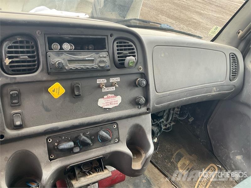 Freightliner M2 106 4x2 Van Truck Bakwagens met gesloten opbouw