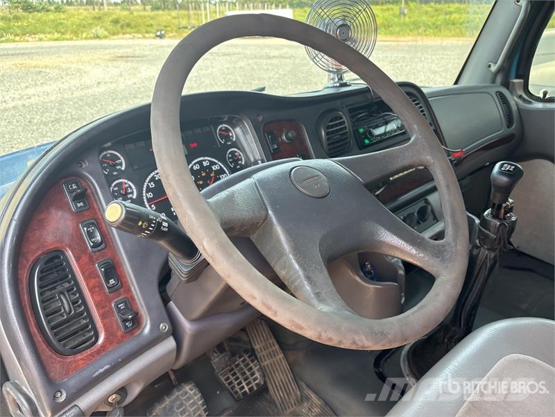 Freightliner M2 106 4x2 Extended Cab Rollback Truck Hinausautot