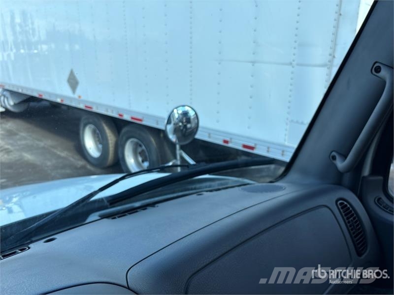 Freightliner M2 106 4x2 Standard commercial box/van truck Van T Sanduk kamioni