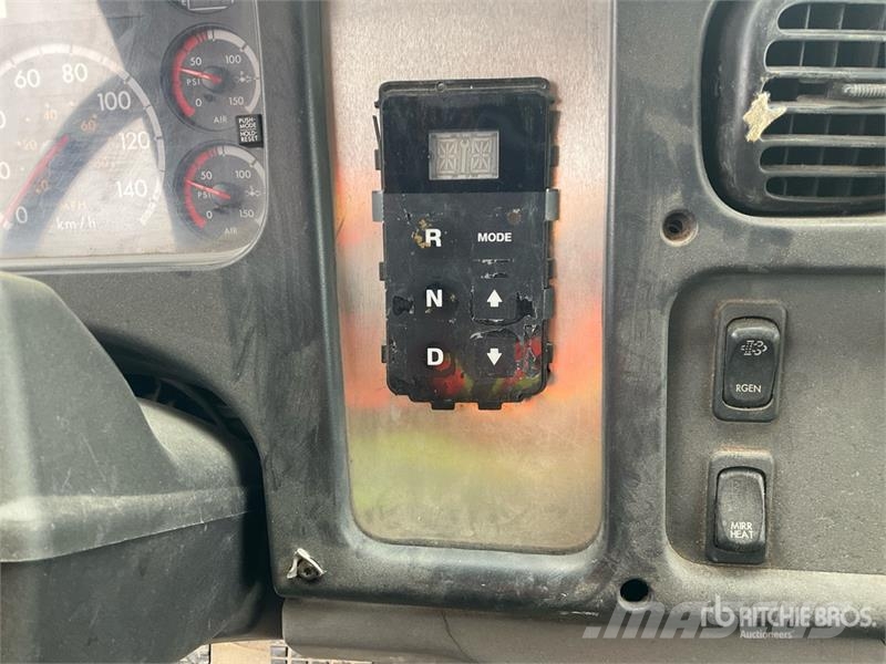Freightliner M2 106 4x2 Van Truck Bakwagens met gesloten opbouw