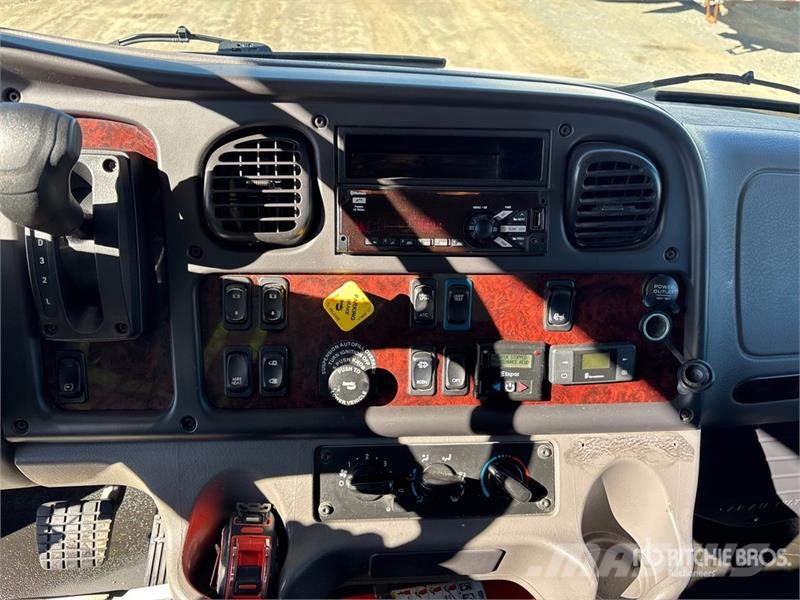 Freightliner M2 106 4x2 Van Truck Umpikorikuorma-autot