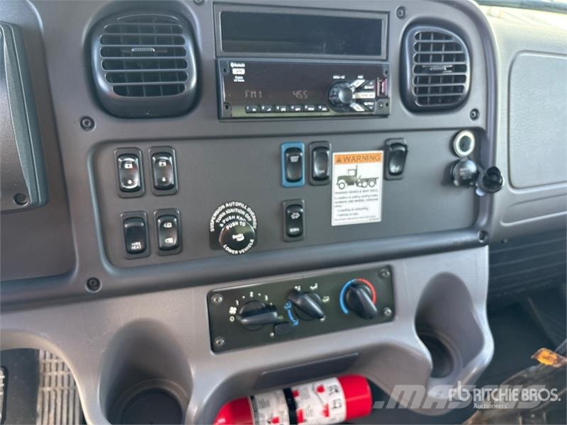 Freightliner M2 106 4x2 Standard commercial box/van truck Van T Sanduk kamioni