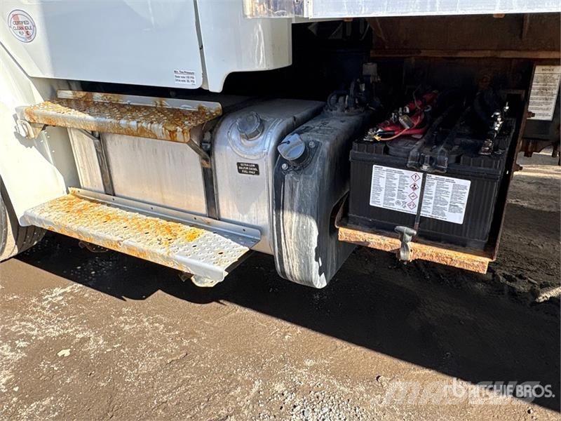 Freightliner M2 106 4x2 Standard commercial box/van truck Van T Sanduk kamioni