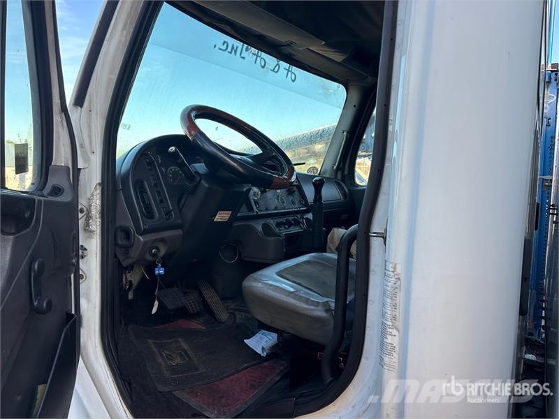 Freightliner M2 106 4x2 Van Truck Sunkvežimiai su dengtu kėbulu