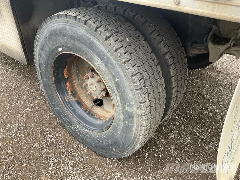 Freightliner M2 106 4x2 Van Truck Bakwagens met gesloten opbouw