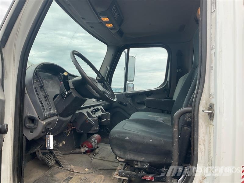 Freightliner M2 106 4x2 Van Truck Bakwagens met gesloten opbouw