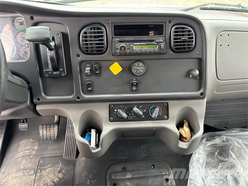 Freightliner M2 106 4x2 Van Truck Box trucks