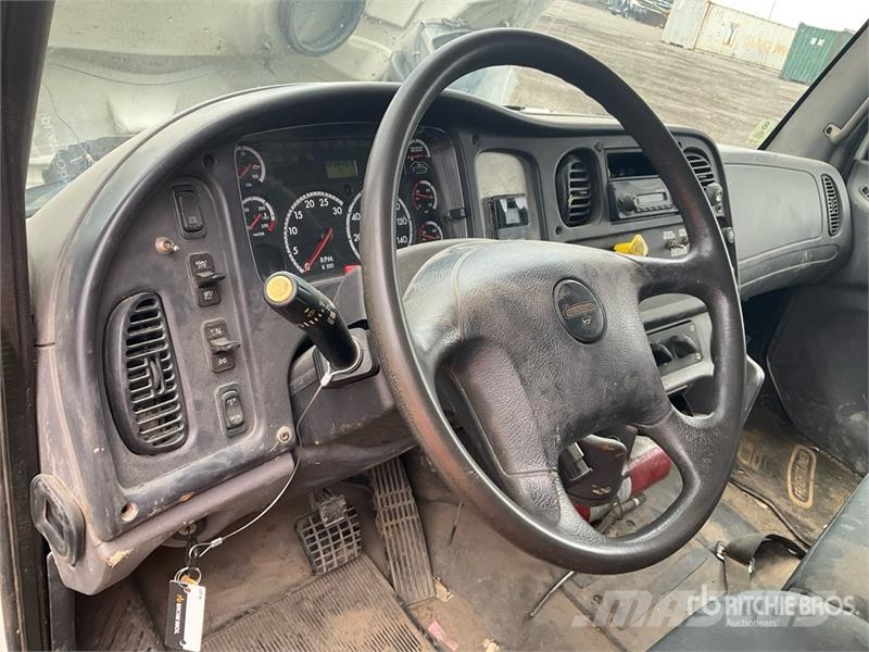 Freightliner M2 106 4x2 Van Truck Bakwagens met gesloten opbouw