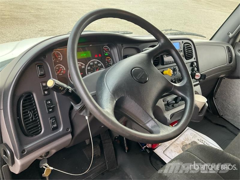 Freightliner M2 106 4x2 Van Truck Sanduk kamioni