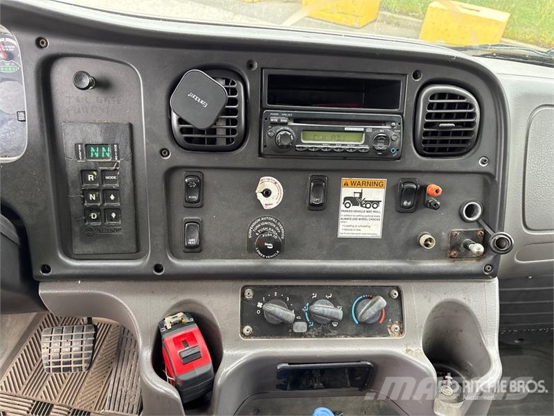 Freightliner M2 106 4x2 Van Truck Furgoonautod