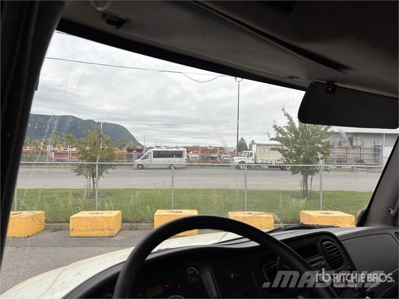 Freightliner M2 106 4x2 Van Truck Furgoonautod