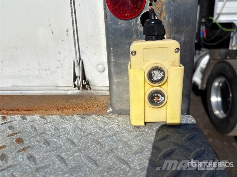 Freightliner M2 106 4x2 Standard commercial box/van truck Van T Sanduk kamioni