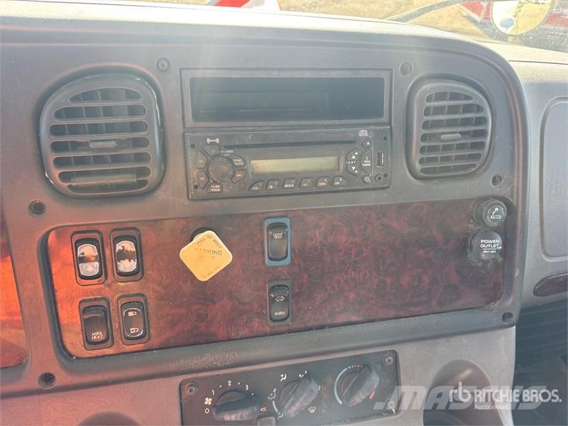 Freightliner M2 106 6x4 Van Truck Dobozos teherautók