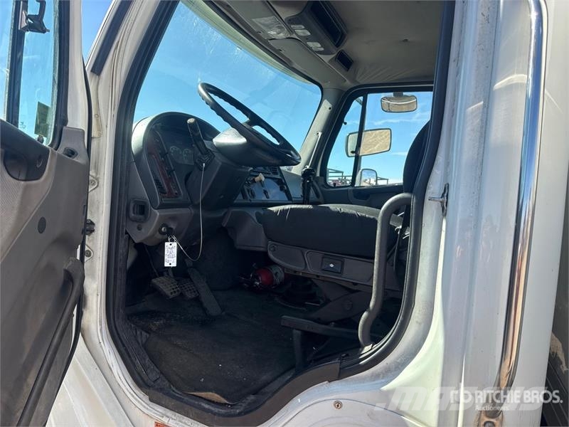 Freightliner M2 106 6x4 Van Truck Dobozos teherautók