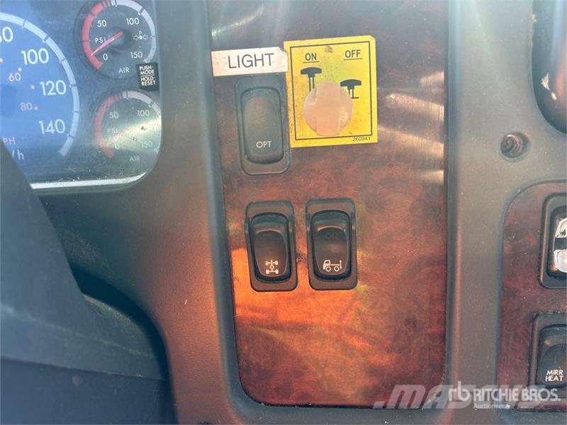 Freightliner M2 106 6x4 Van Truck Dobozos teherautók