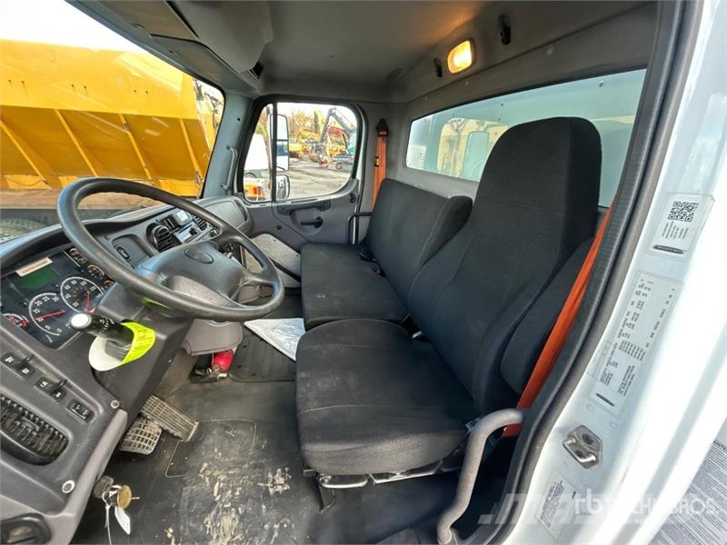 Freightliner M2 106 6x4 Van Truck Tovornjaki zabojniki