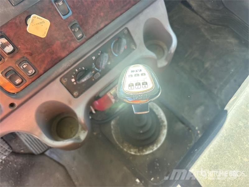 Freightliner M2 106 6x4 Van Truck Dobozos teherautók