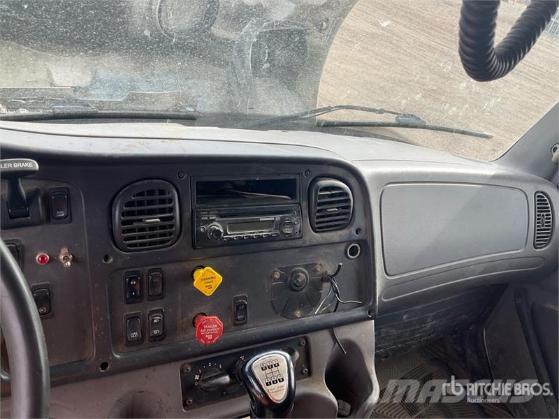 Freightliner M2 106 6x4 Van Truck Sanduk kamioni