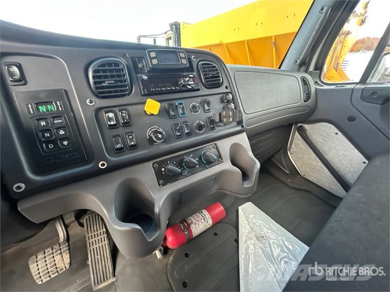 Freightliner M2 106 6x4 Van Truck Tovornjaki zabojniki