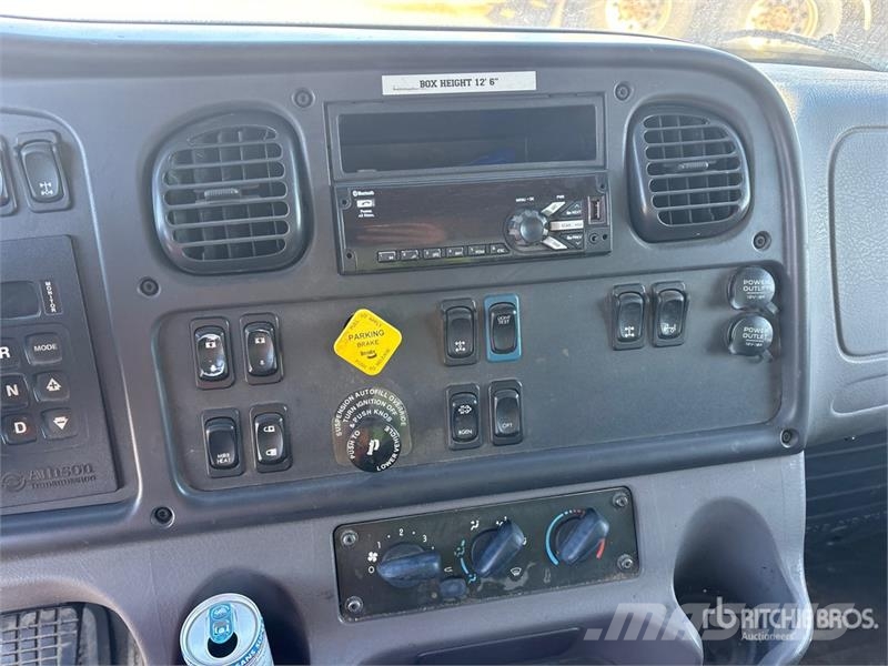 Freightliner M2 106 6x4 Van Truck Dobozos teherautók
