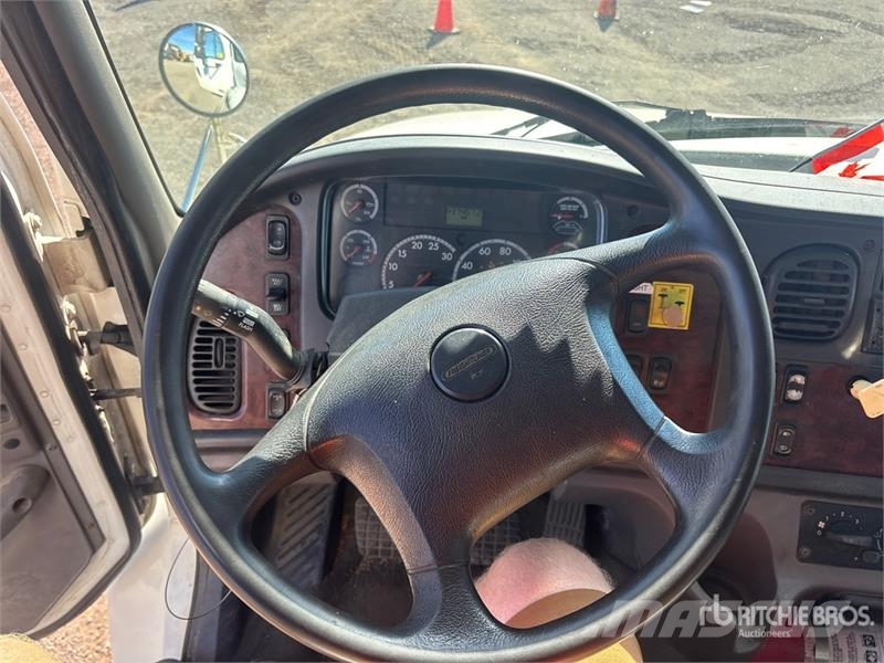 Freightliner M2 106 6x4 Van Truck Dobozos teherautók