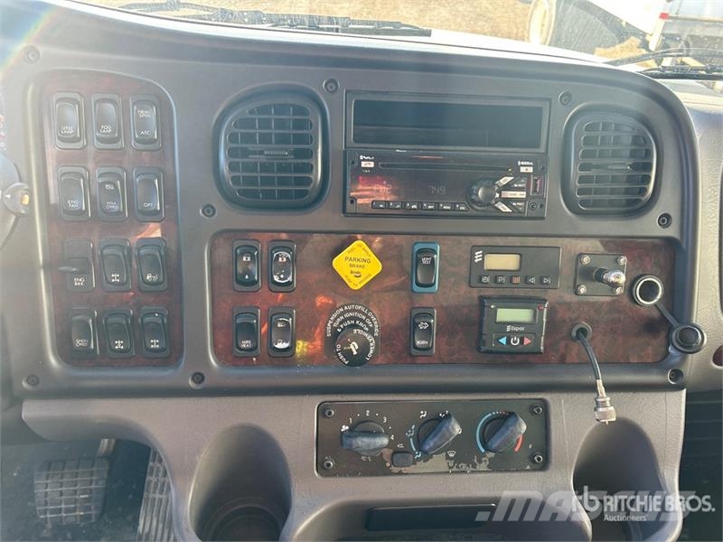 Freightliner M2 112 Тентованные грузовики