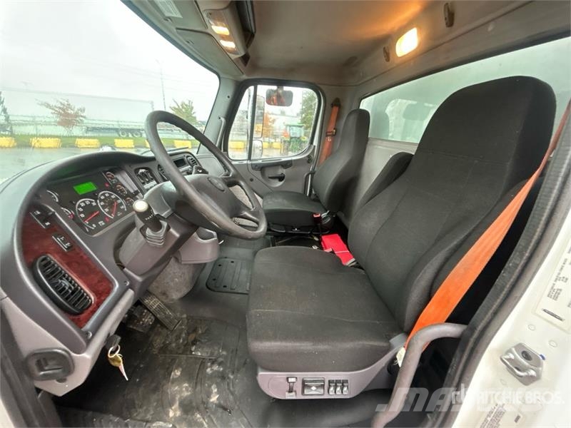 Freightliner M2 112 Camiões de caixa fechada
