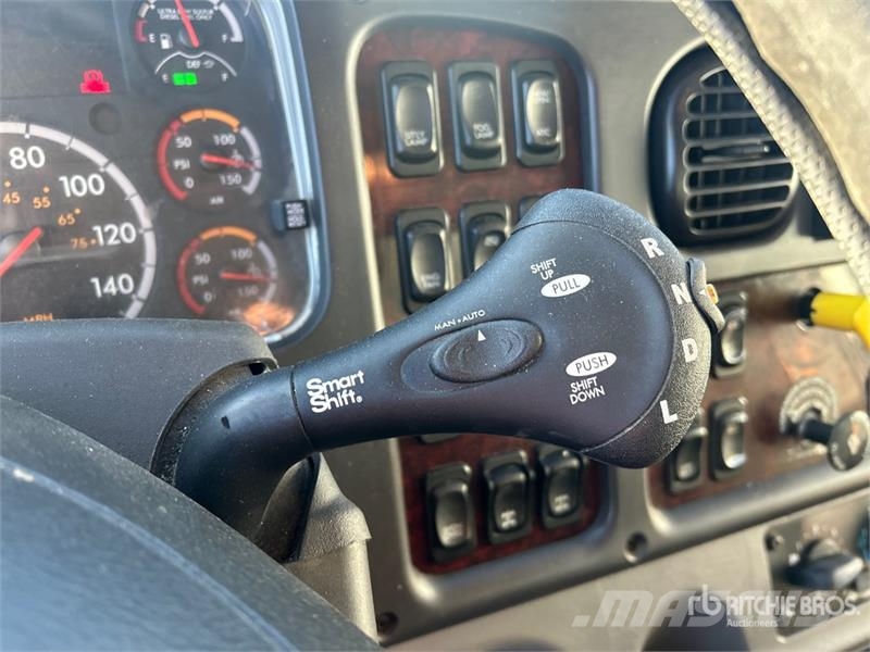 Freightliner M2 112 Тентованные грузовики