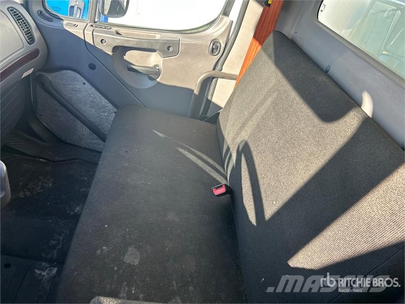 Freightliner M2 112 Lastbil - Gardin