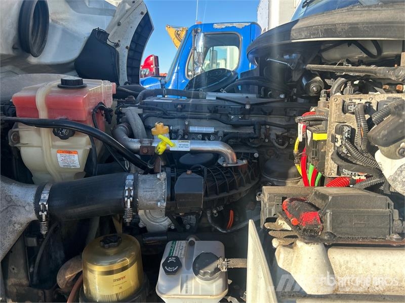 Freightliner M2 112 Тентованные грузовики