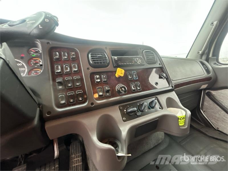 Freightliner M2 112 Camiões de caixa fechada