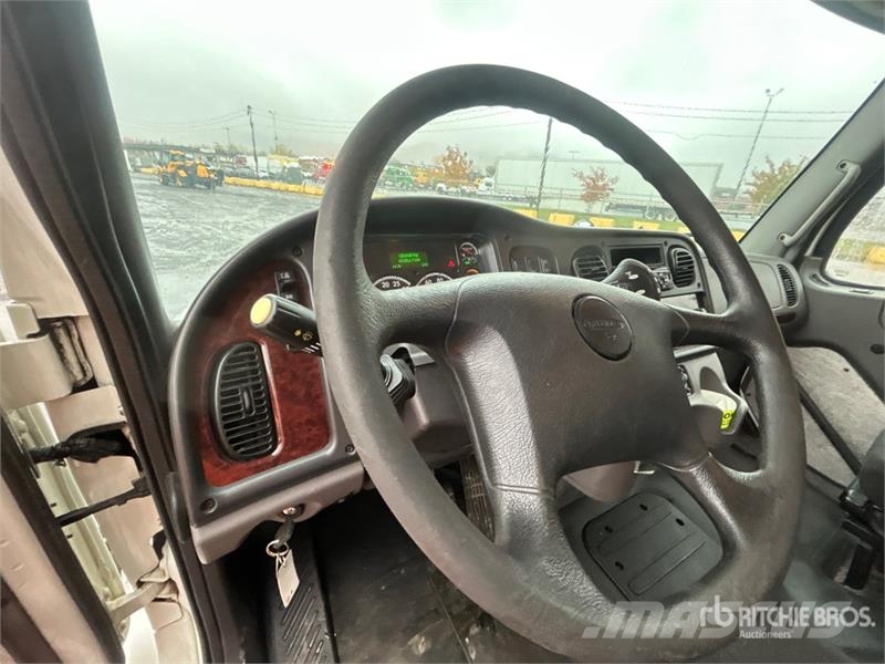 Freightliner M2 112 Camiões de caixa fechada