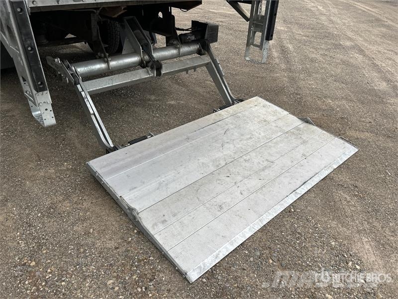 Freightliner M2106 4x2 Van Truck Box body trucks
