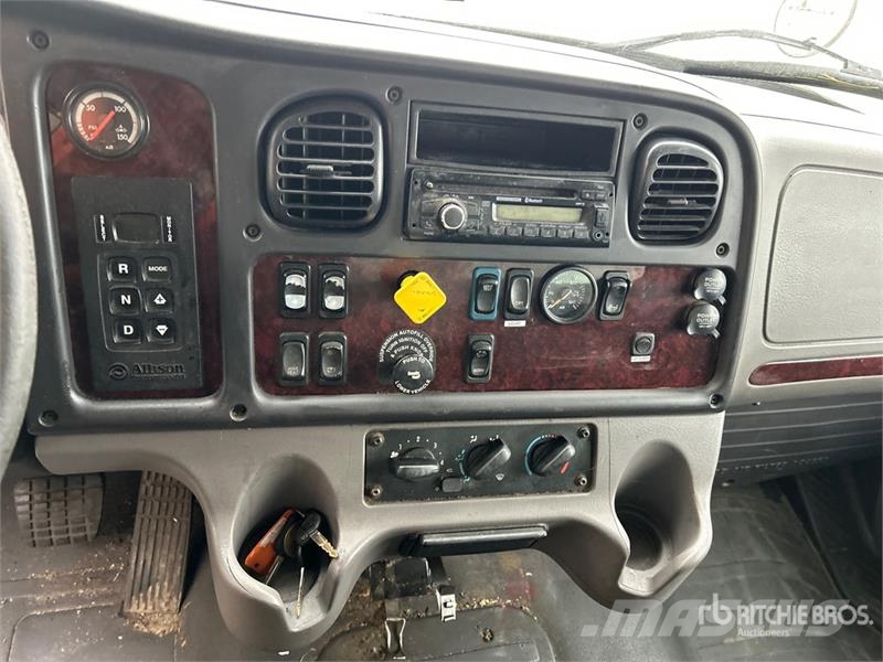 Freightliner M2106 4x2 Van Truck Box body trucks