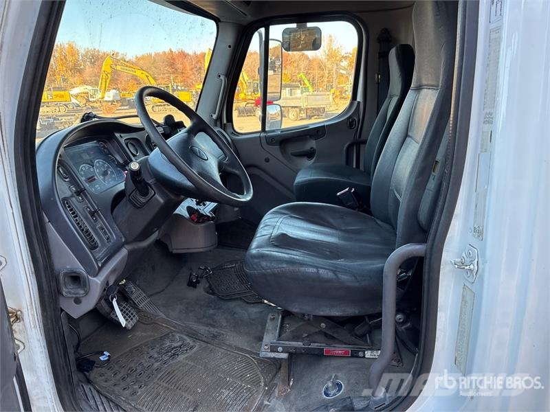 Freightliner M2106 4x2 Van Truck Bakwagens met gesloten opbouw