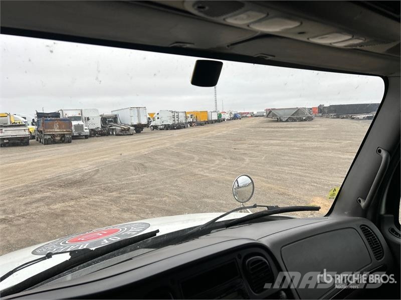 Freightliner M2106 4x2 Van Truck Box body trucks