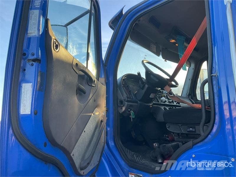 Freightliner M2106 6x4 Van Truck (Inoperable) Sanduk kamioni