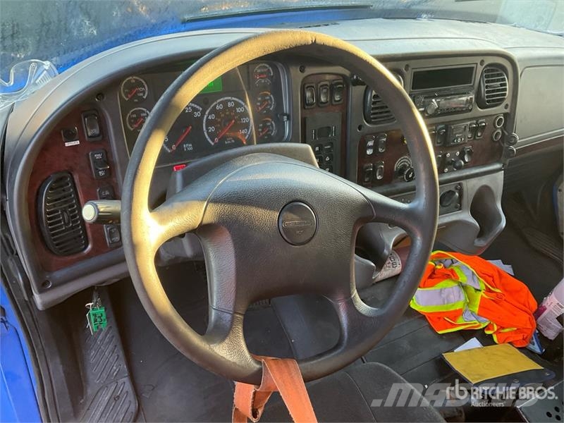 Freightliner M2106 6x4 Van Truck (Inoperable) Sanduk kamioni