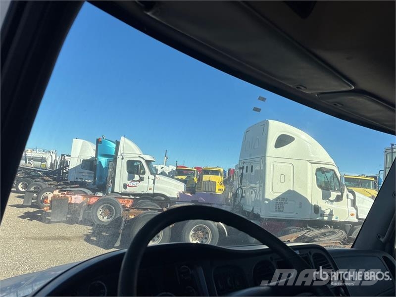 Freightliner M2106 6x4 Van Truck Фургони