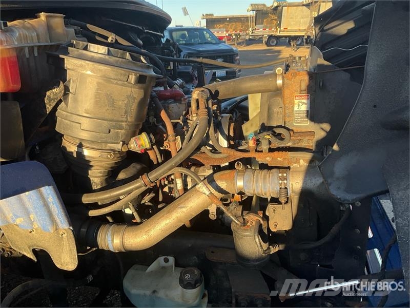 Freightliner M2106 6x4 Van Truck (Inoperable) Sanduk kamioni