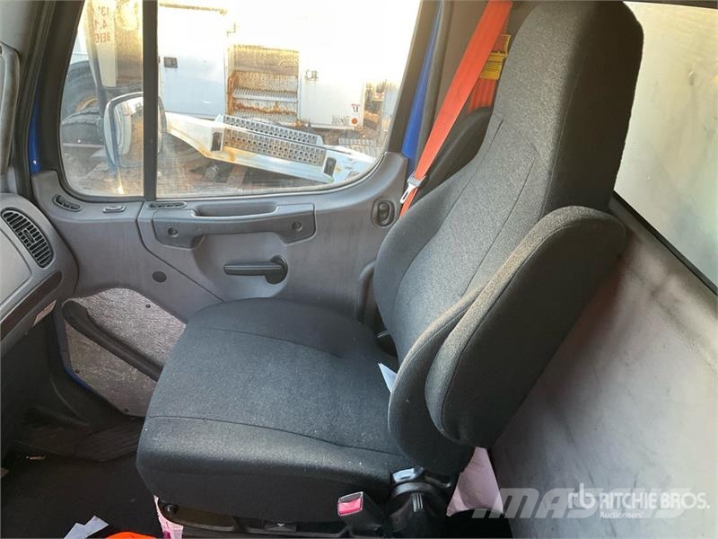 Freightliner M2106 6x4 Van Truck (Inoperable) Sanduk kamioni