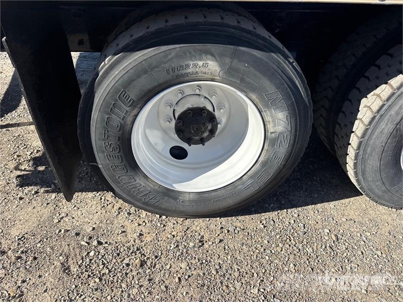 Freightliner M2106 6x4 Van Truck Фургони