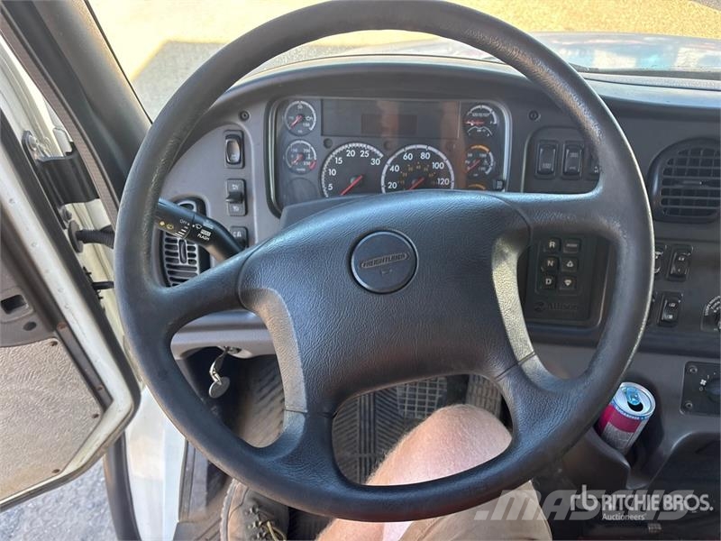 Freightliner M2106 6x4 Van Truck Фургони