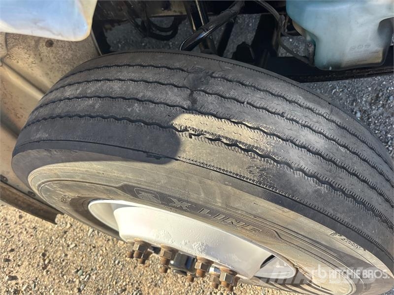 Freightliner M2106 6x4 Van Truck Фургони
